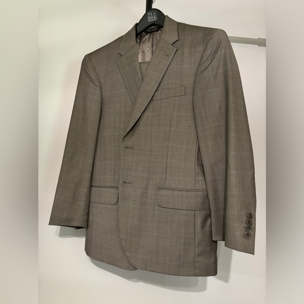 Signature Gold Tailored Fit JOS. A. Bank Grey Suit 41R 35W